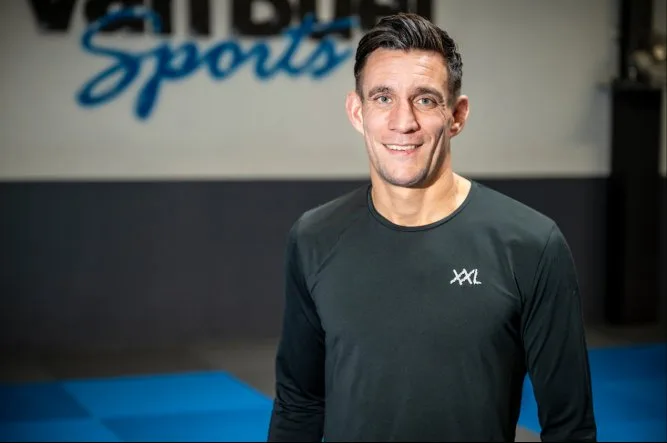 Duane van Helvoirt in zijn gym Van Buel Sports